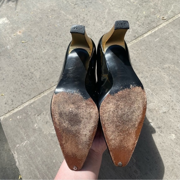 [9] Vintage Stuart Weitzman Classic Black Patent Leather & Gold Pumps Women’s - Picture 10 of 11
